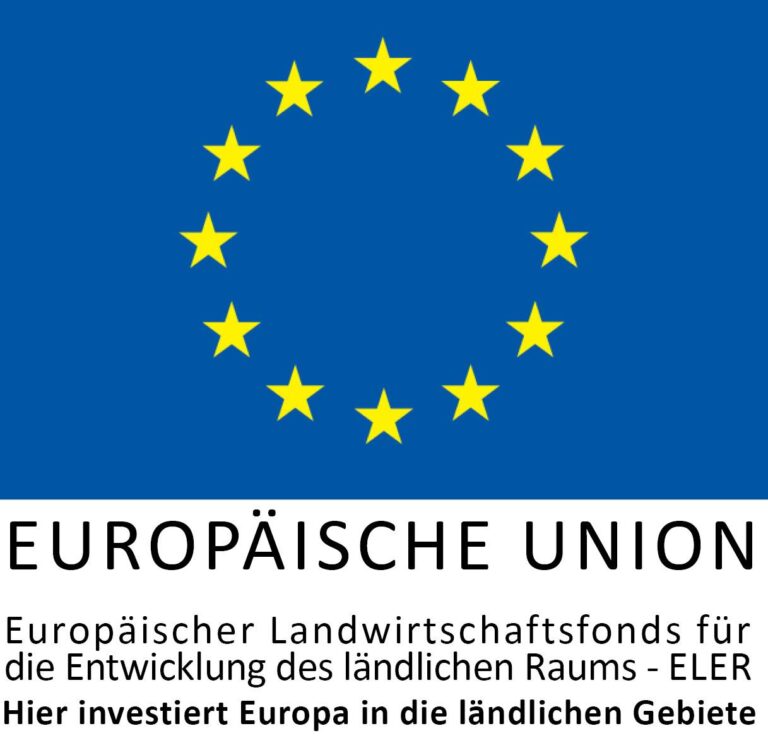 Logo der Europäischen Union: zwölf gelbe Sterne im Kreis auf blauem Grund, darunter der Schriftzug EUROPÄISCHE UNION und ein erläuternder Text zum Europäischen Landwirtschaftsfonds für die Entwicklung des ländlichen Raums (ELER) mit dem Slogan ‚Hier investiert Europa in die ländlichen Gebiete‘.