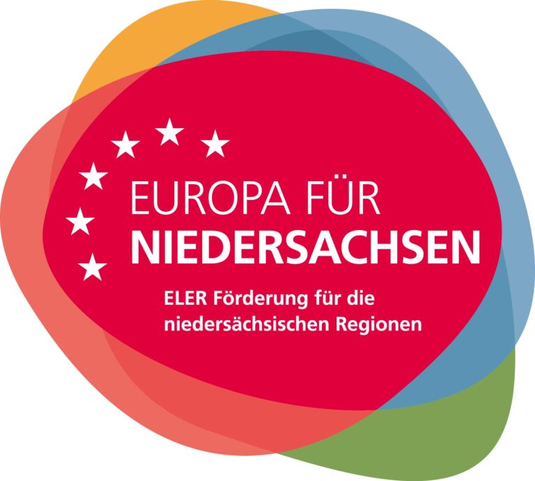 Logo aus überlappenden bunten, organischen Formen mit einem zentralen roten Bereich, der die weiße Aufschrift EUROPA FÜR NIEDERSACHSEN, darunter kleineren Text ELER Förderung für die niedersächsischen Regionen, und halbrund angeordnete weiße Sterne zeigt.