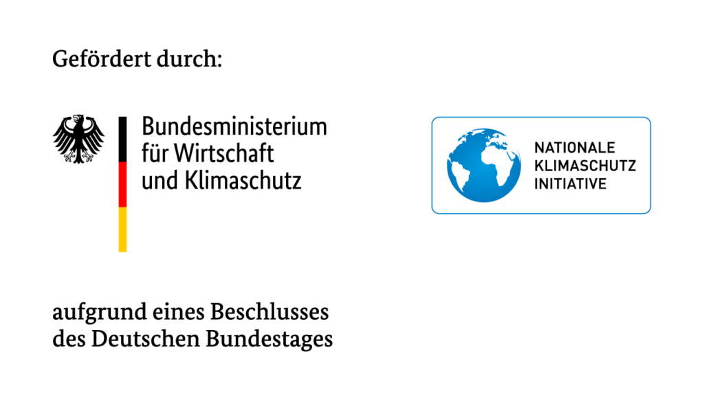 Grafik mit der Überschrift „Gefördert durch:“; links das Logo des Bundesministeriums für Wirtschaft und Klimaschutz mit Bundesadler und senkrechter Deutschlandfahne, rechts ein abgerundetes Feld mit blauem Globus und der Aufschrift „NATIONALE KLIMASCHUTZ INITIATIVE“, darunter der Hinweis „aufgrund eines Beschlusses des Deutschen Bundestages“.